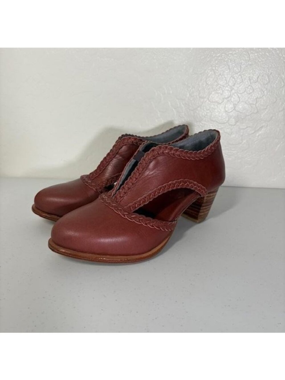 ELF Shoes Womens Size 7 Brown Leather Block Heel Pumps Braided Cutout Round Toe